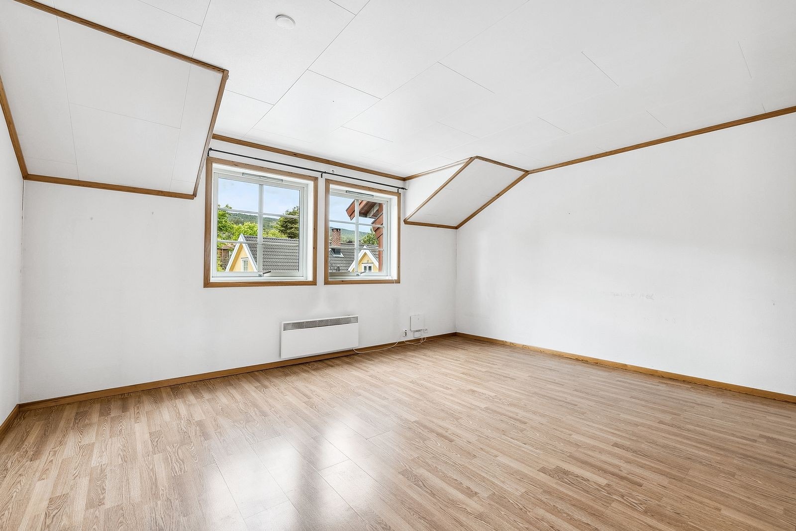 Rikelig med naturlig lys inn til stuen, lyse veggoverflater. I stuen er det også plass til spisebord Galleribilde