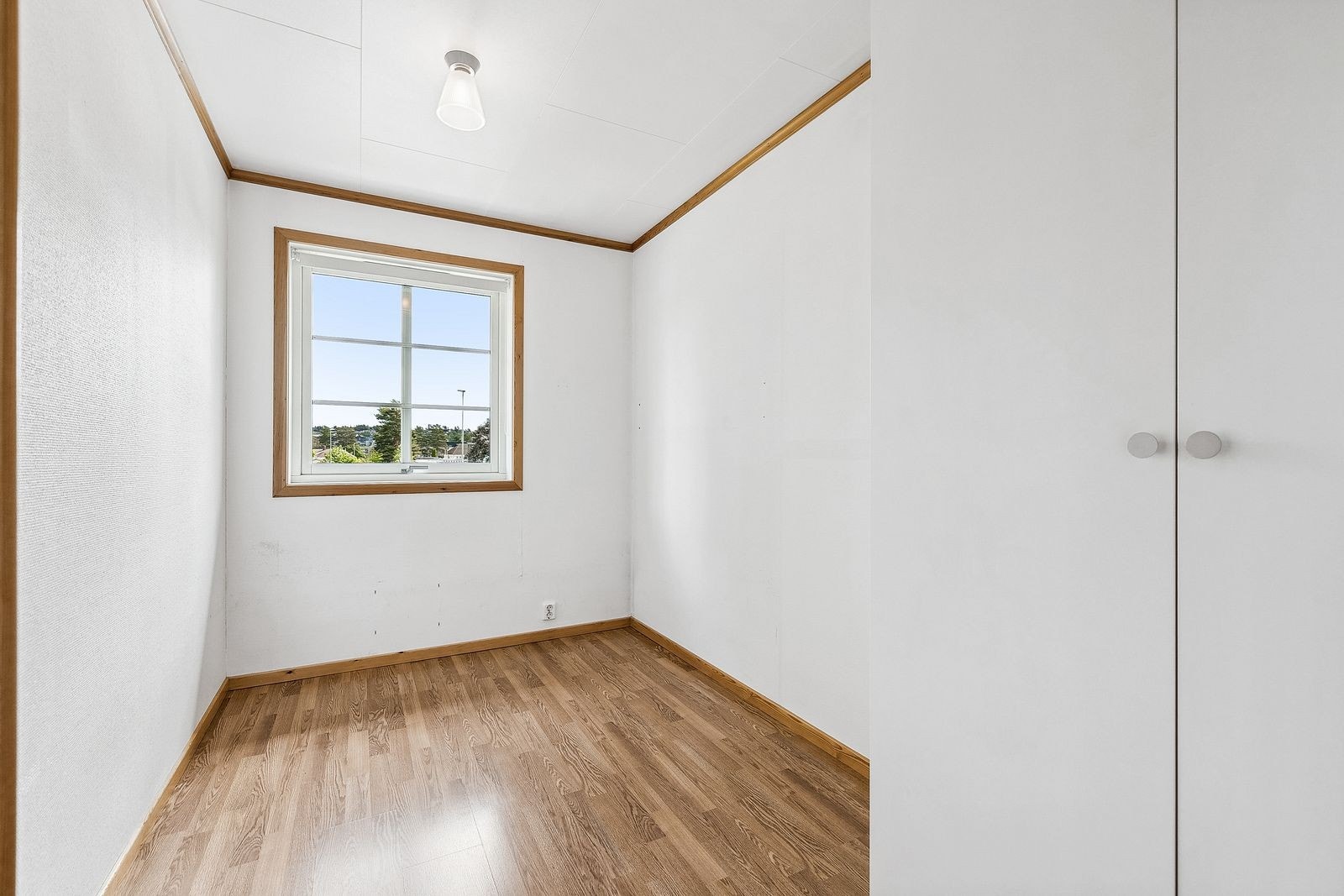 Soverom med plass til dobbeltseng og garderobeskap. Galleribilde