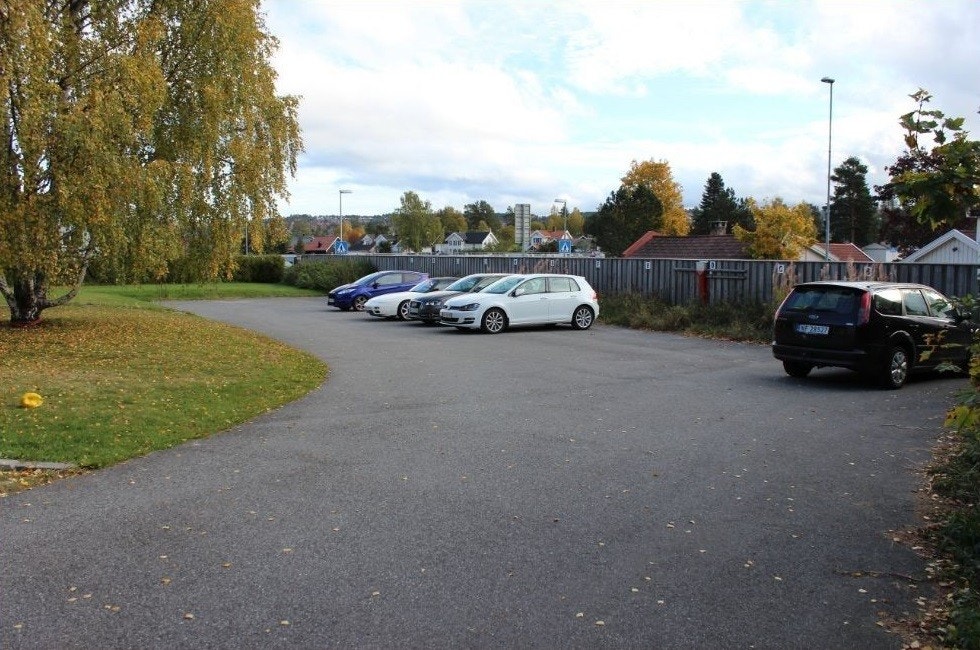 Biloppstillingsplass samt lagringsbod ute Galleribilde