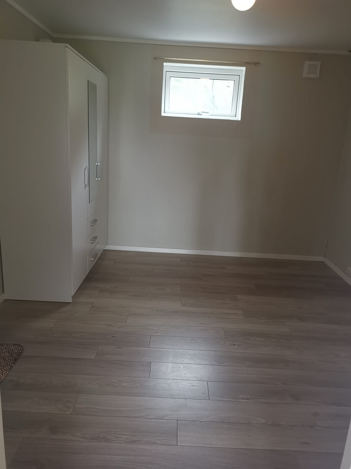 Soverom m skap og peis Galleribilde