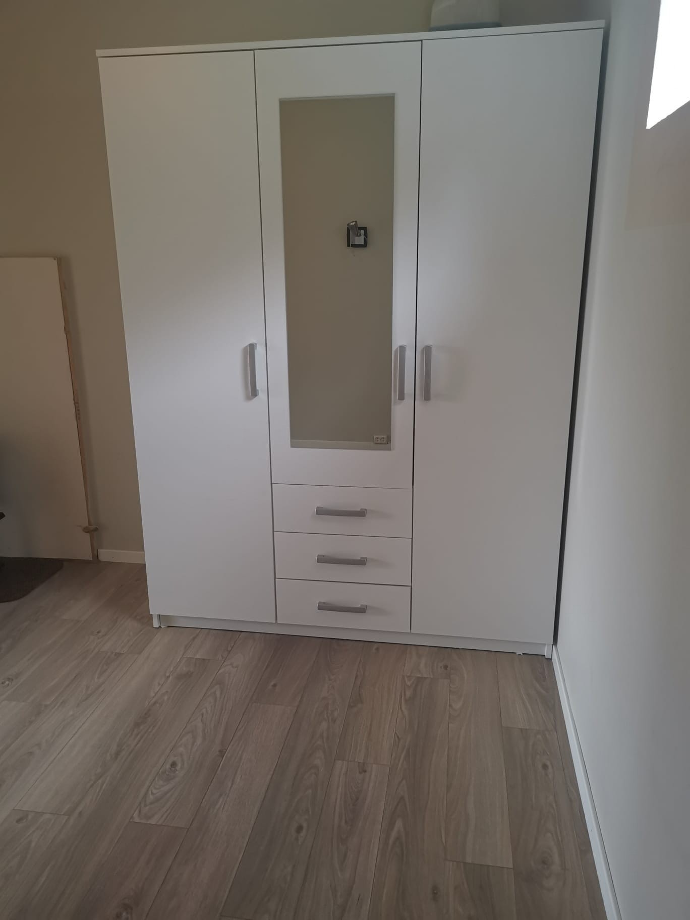 Soverom m skap og peis Galleribilde