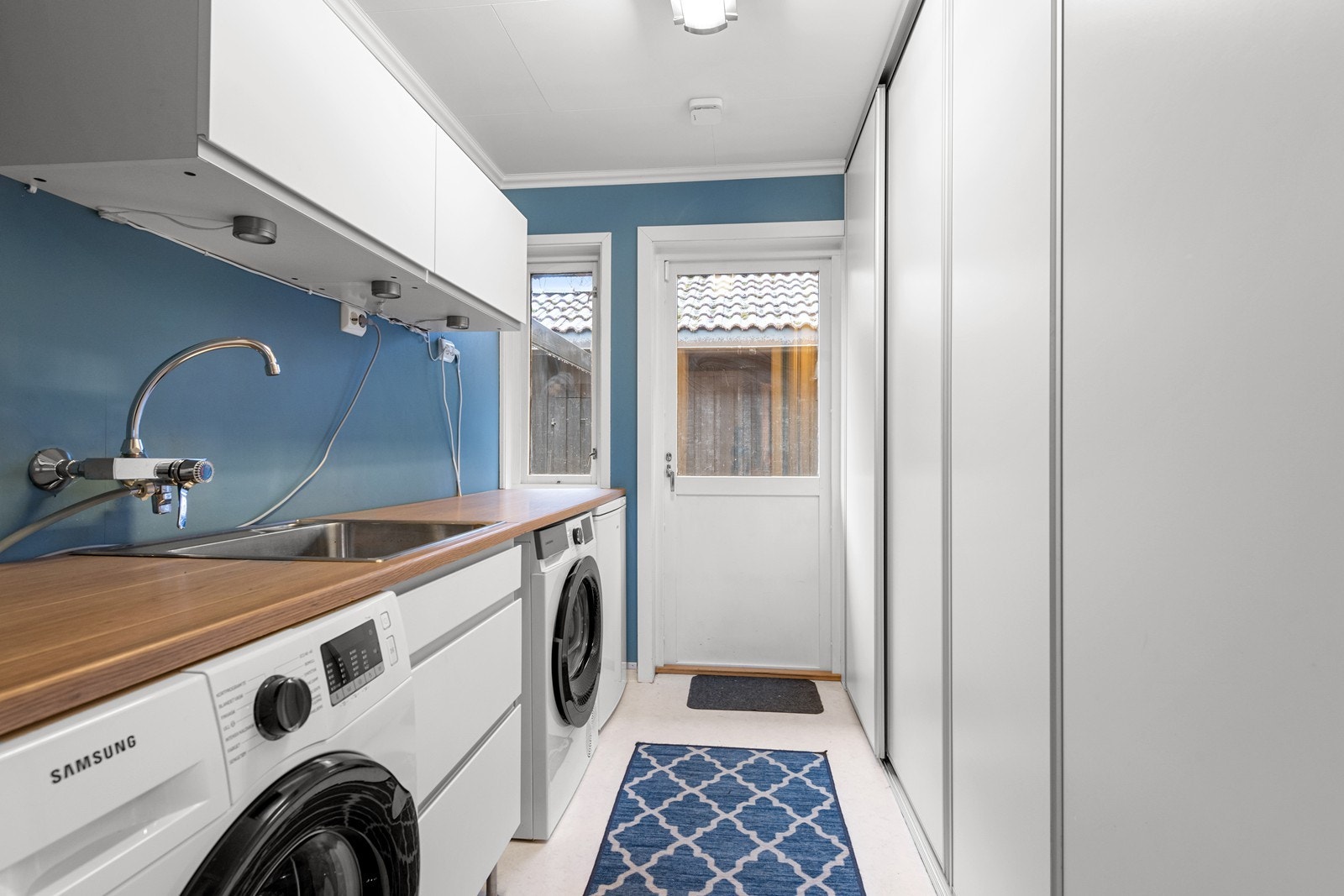 Vaskerom med bakgang til uteareal bod og hagestue Galleribilde