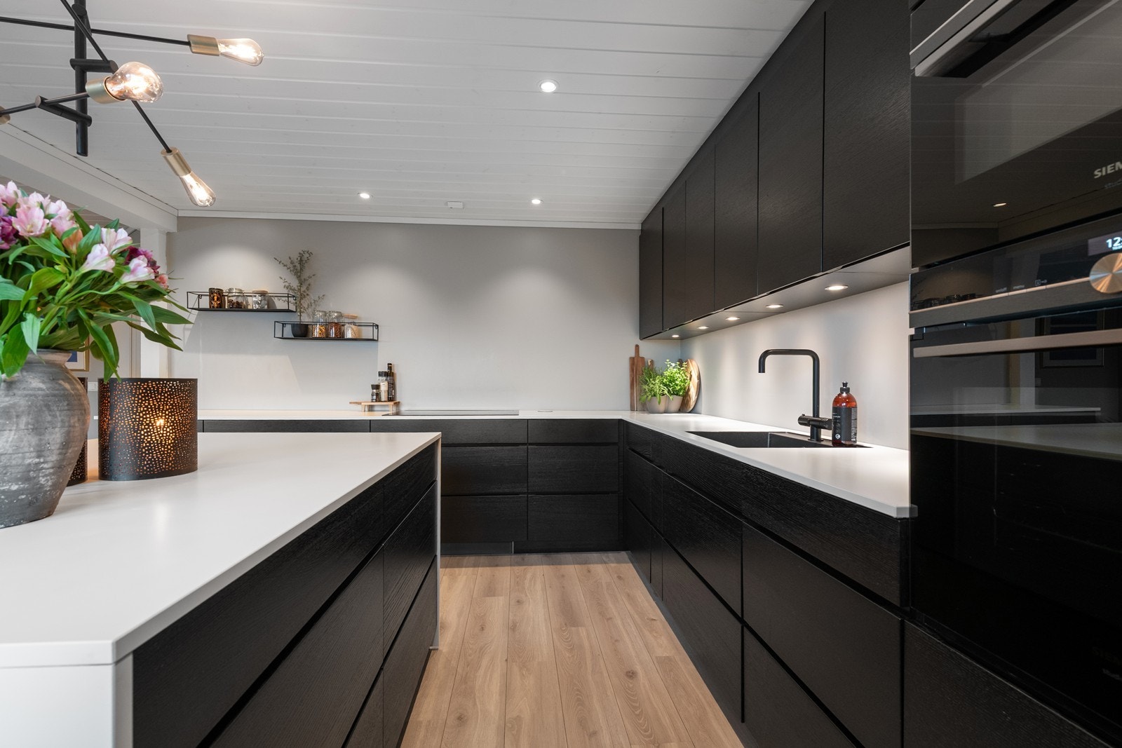 Kjøkkenet har integrerte hvitevarer fra Siemens Galleribilde