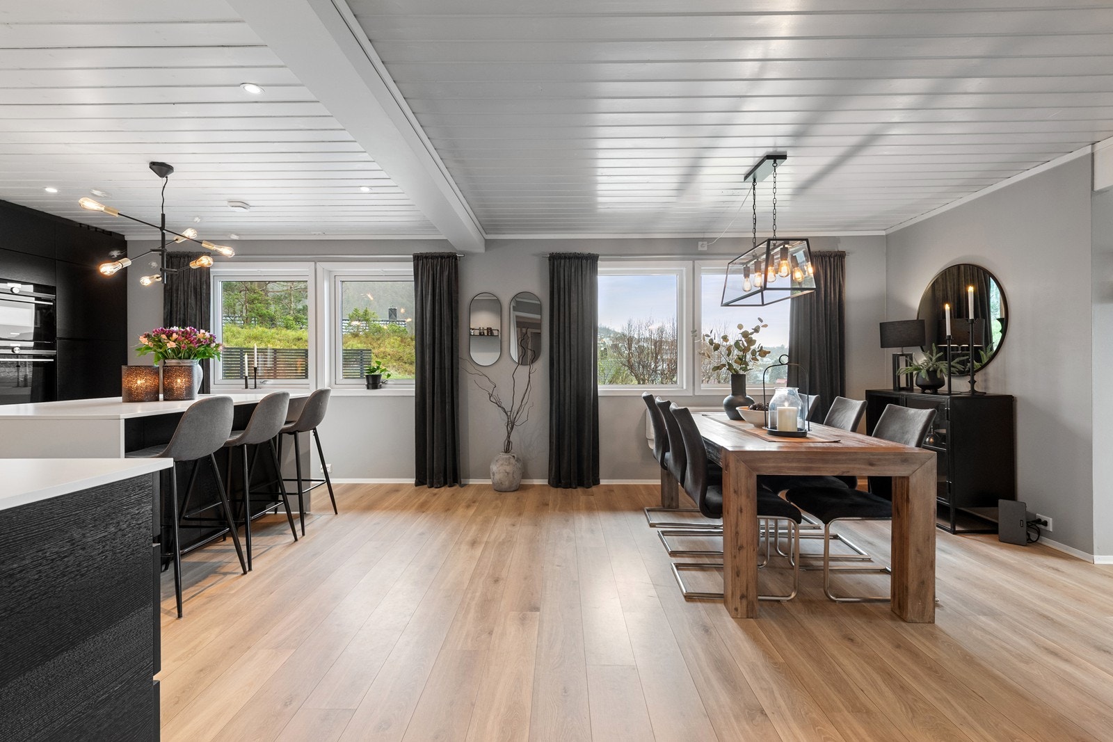 Spisestuedel mellom stue og kjøkken Galleribilde