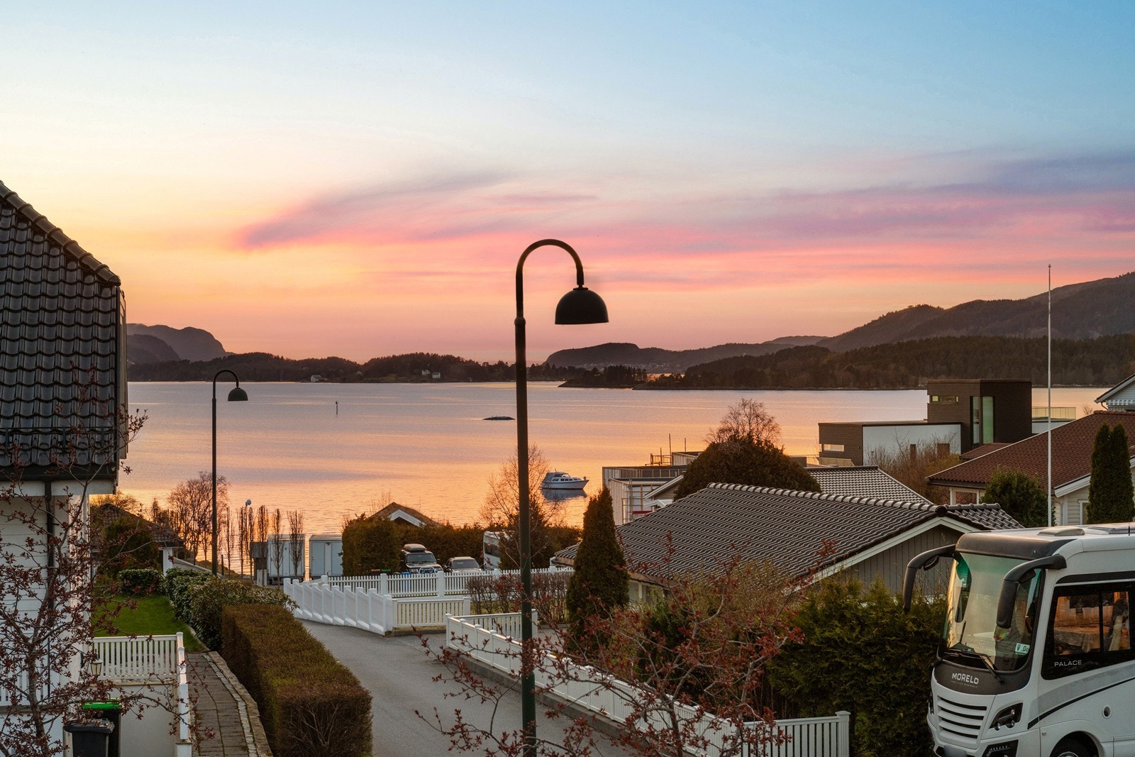 Utsikt mot sjøen fra eiendommen Galleribilde