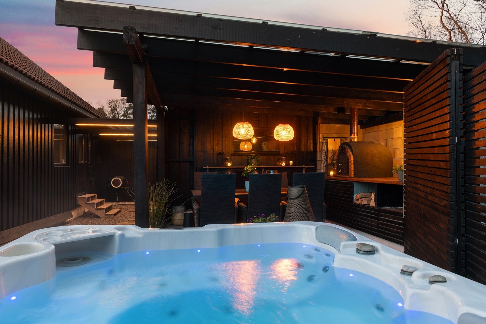 Uteareal med jacuzzi og hagestue med grillkjøkken Galleribilde