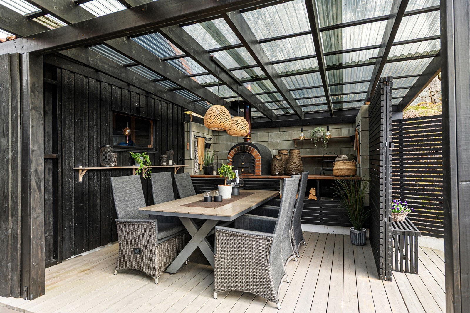 Hagestue er nøye utført med grillkjøkken, pizzaovn og belysning Galleribilde