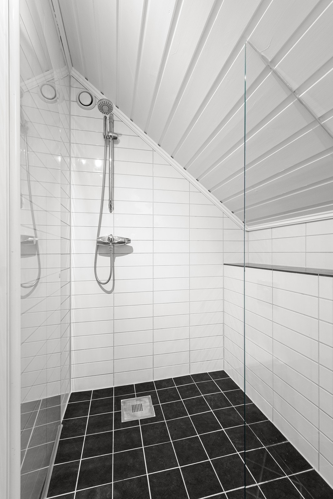 Dusjløsning på loftsbad Galleribilde