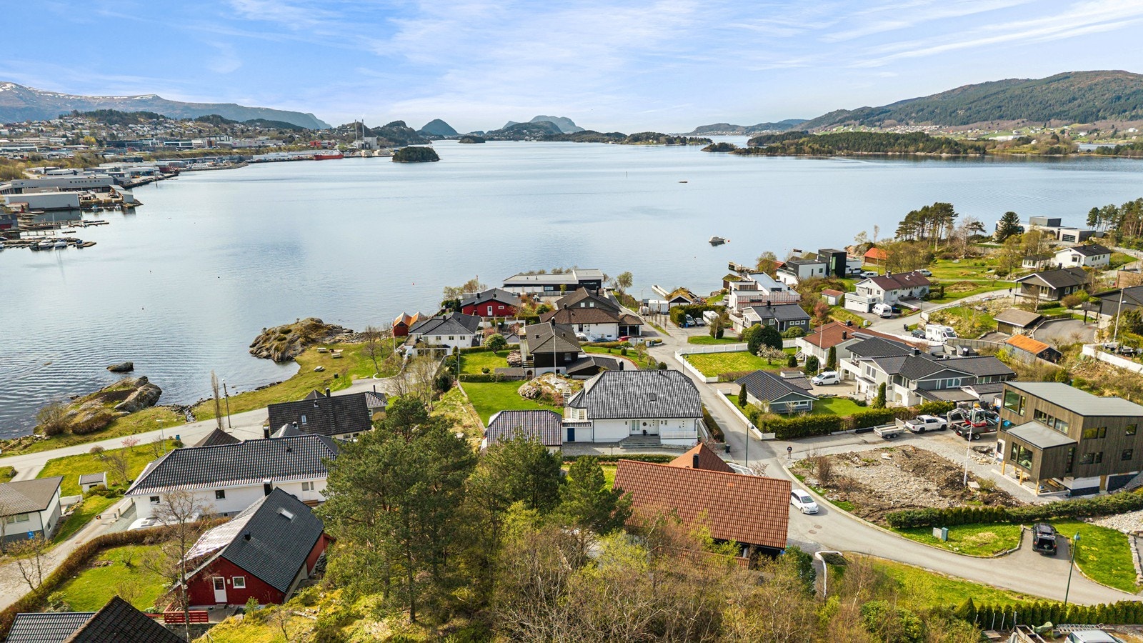 Eiendommen har en sjønær beliggenhet med kort gangavstand til friområder langs fjøra Galleribilde