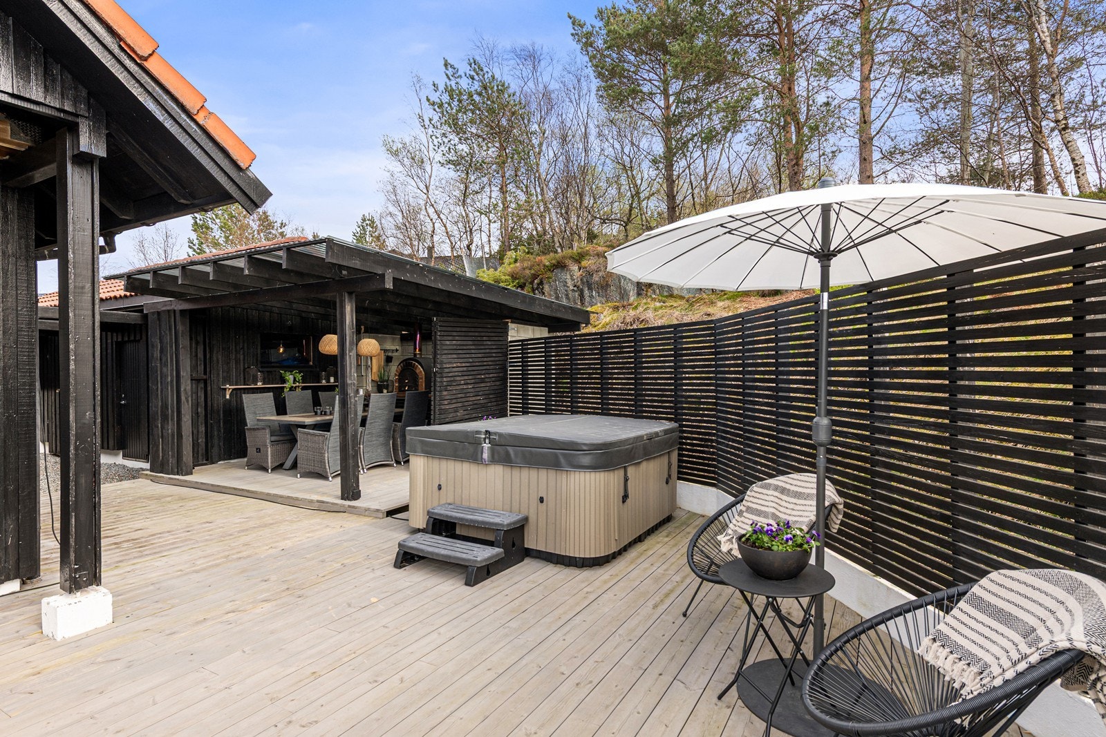 Hagestue og jacuzzi Galleribilde