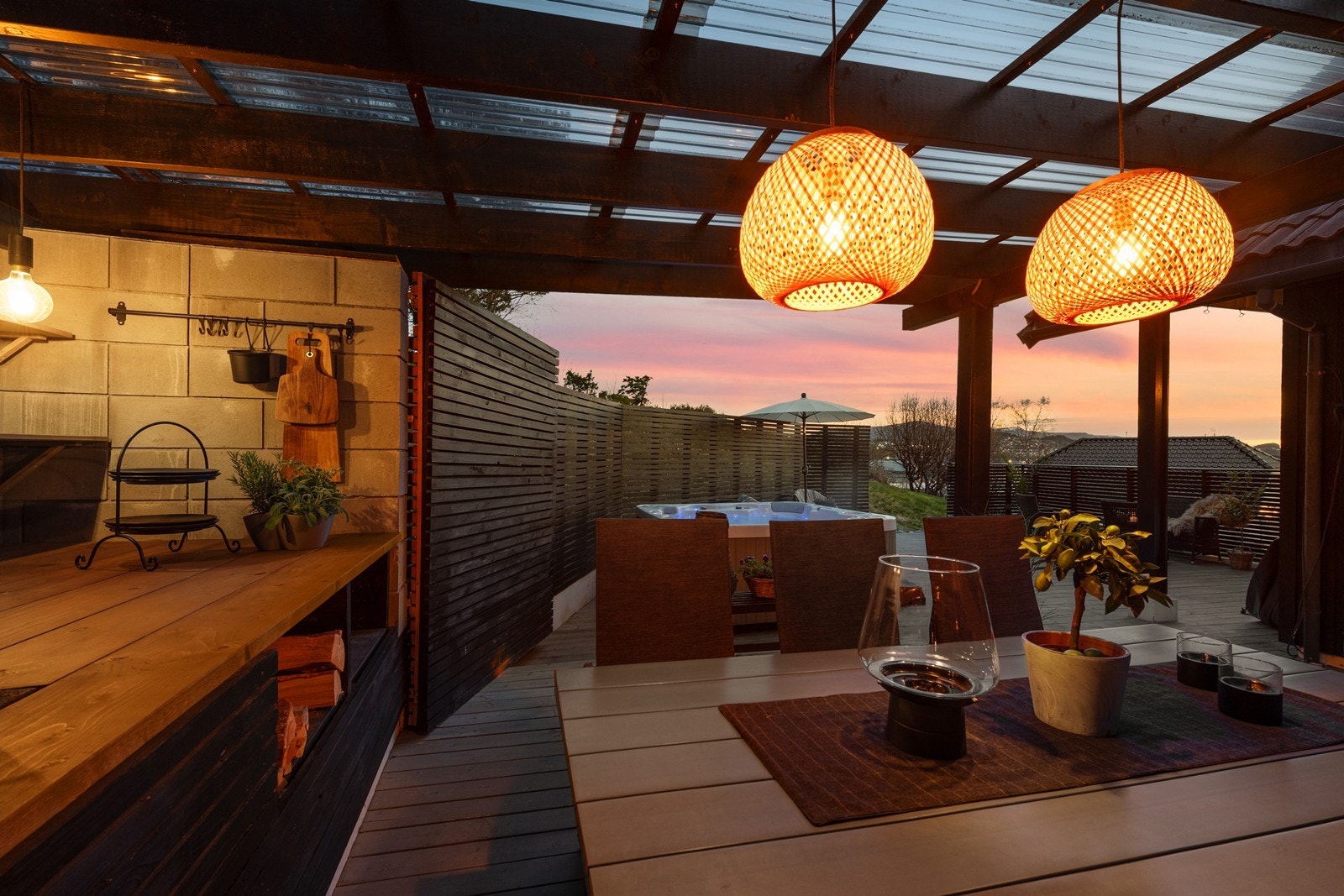 Meget pent opparbeidet uteareal på baksiden av huset Galleribilde