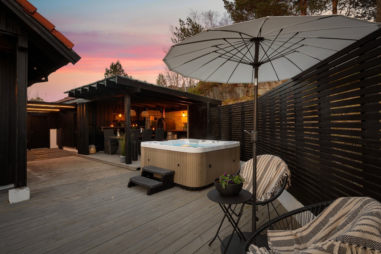 Flotte terrassearealer og gjennomtenkt lyssetting Galleribilde