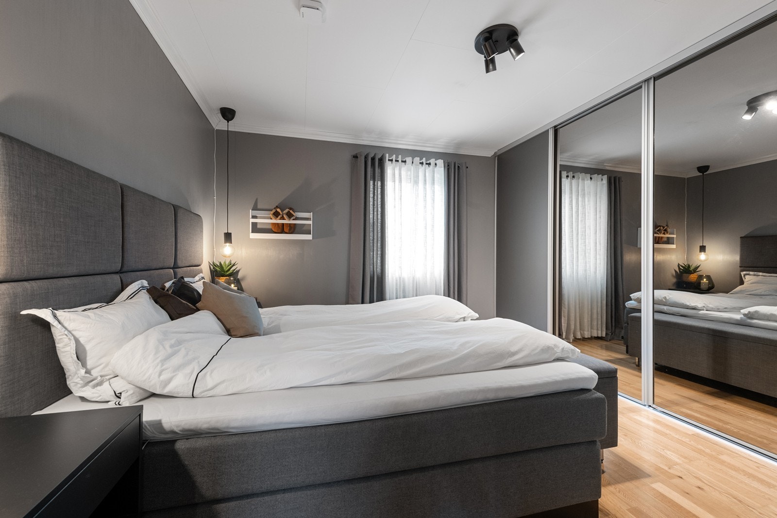 Hovedsoverom med speilgarderobe Galleribilde