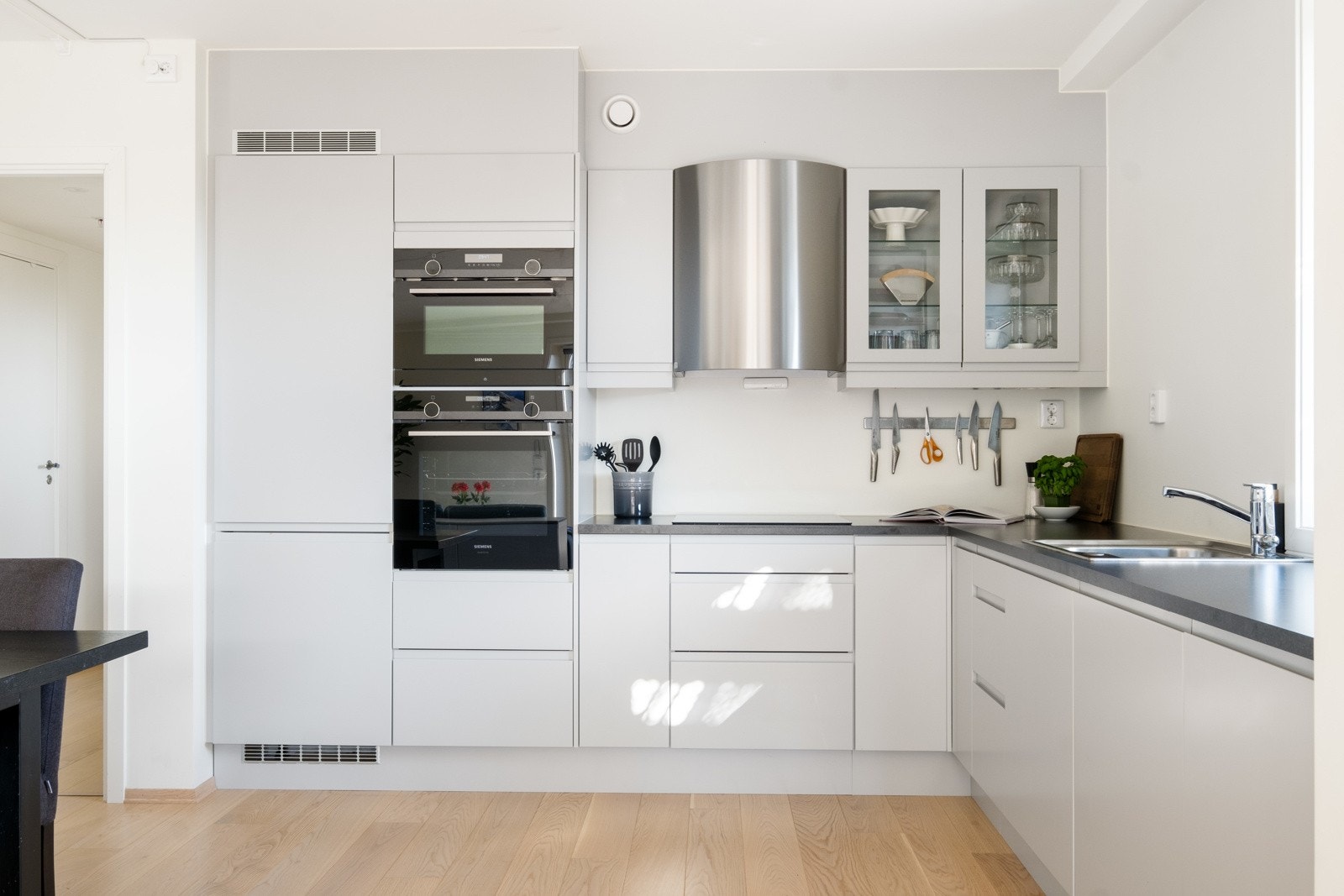 Moderne kjøkkeninnredning med lys gråfarge. Galleribilde