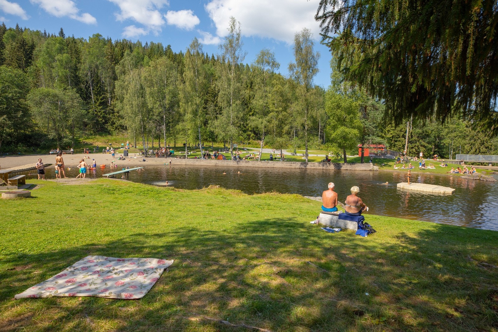 Mønevann - populære badeplass i flotte omgivelser. Galleribilde