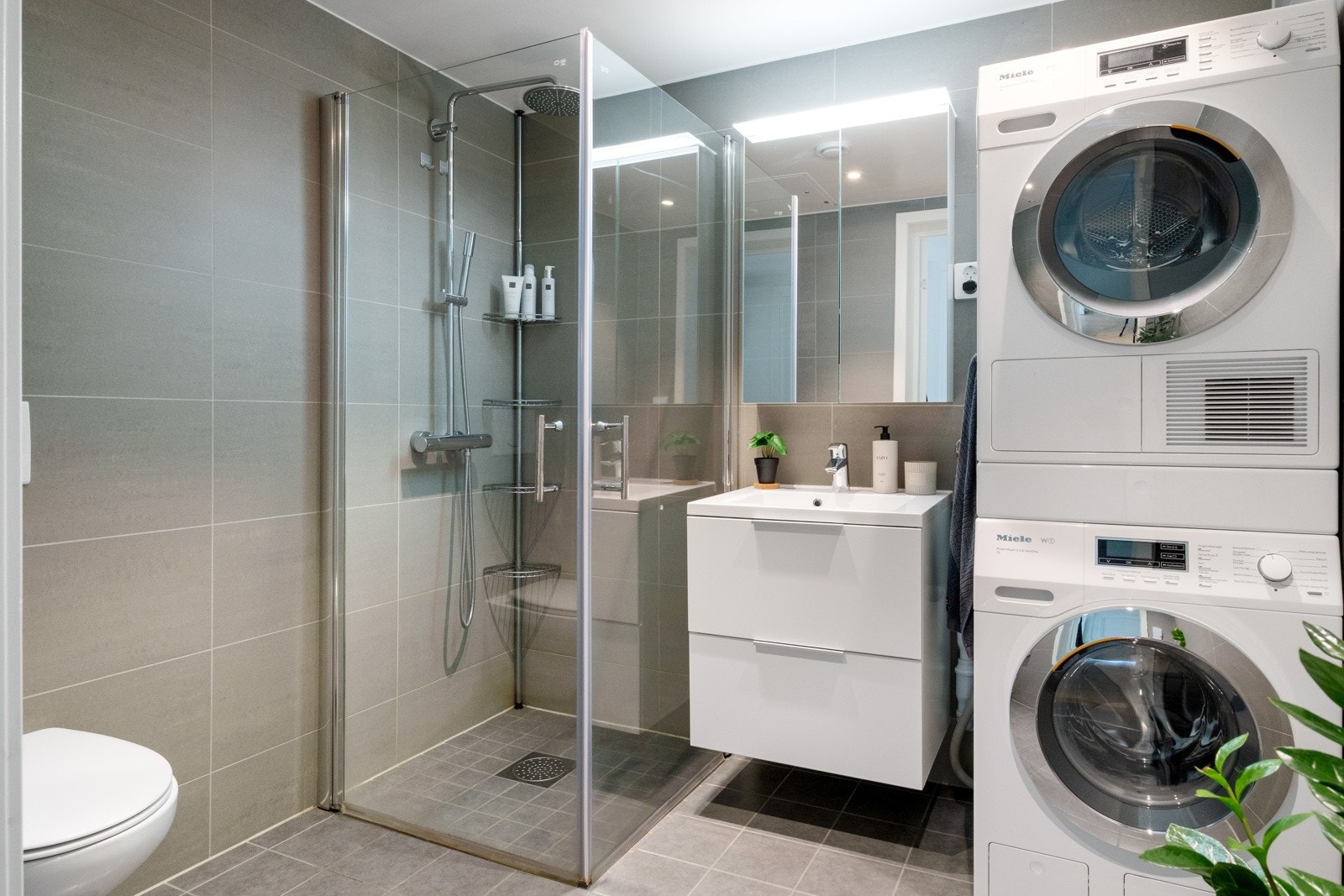 Delikat baderom med spotter i tak og varme i gulv. Galleribilde