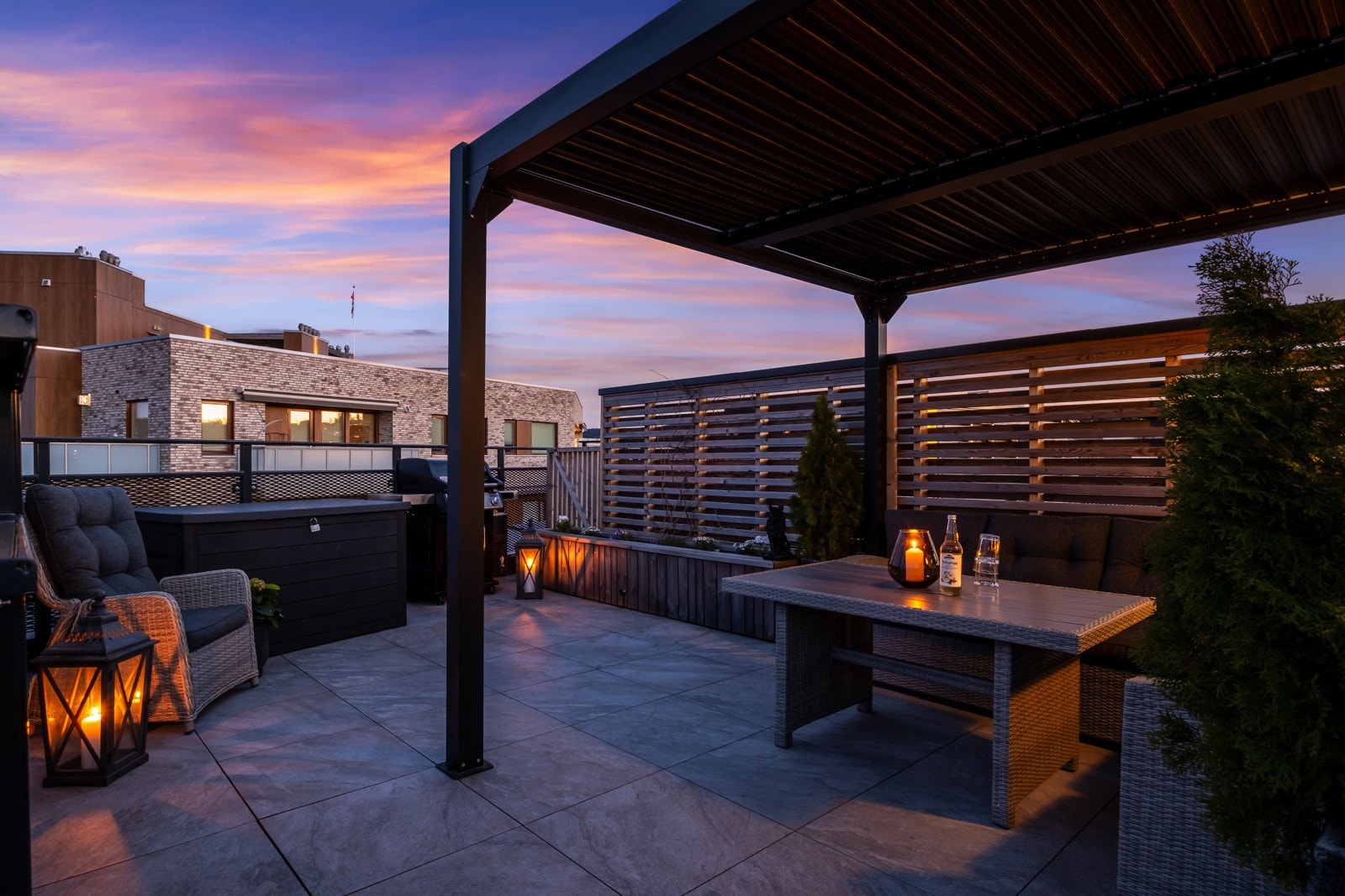 Denne skiller seg ut med de store uteområdene. Her er det satt opp pergola på terrassen. Galleribilde