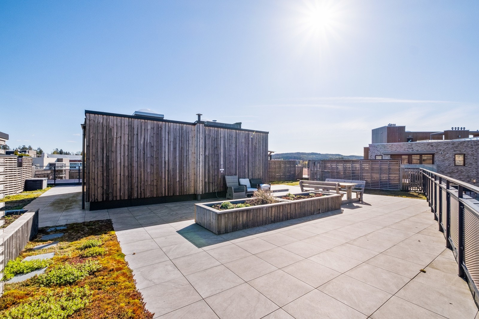 Felles takterrasse. Sittegruppene for denne terrassen er på motsatt side av din private del. Galleribilde