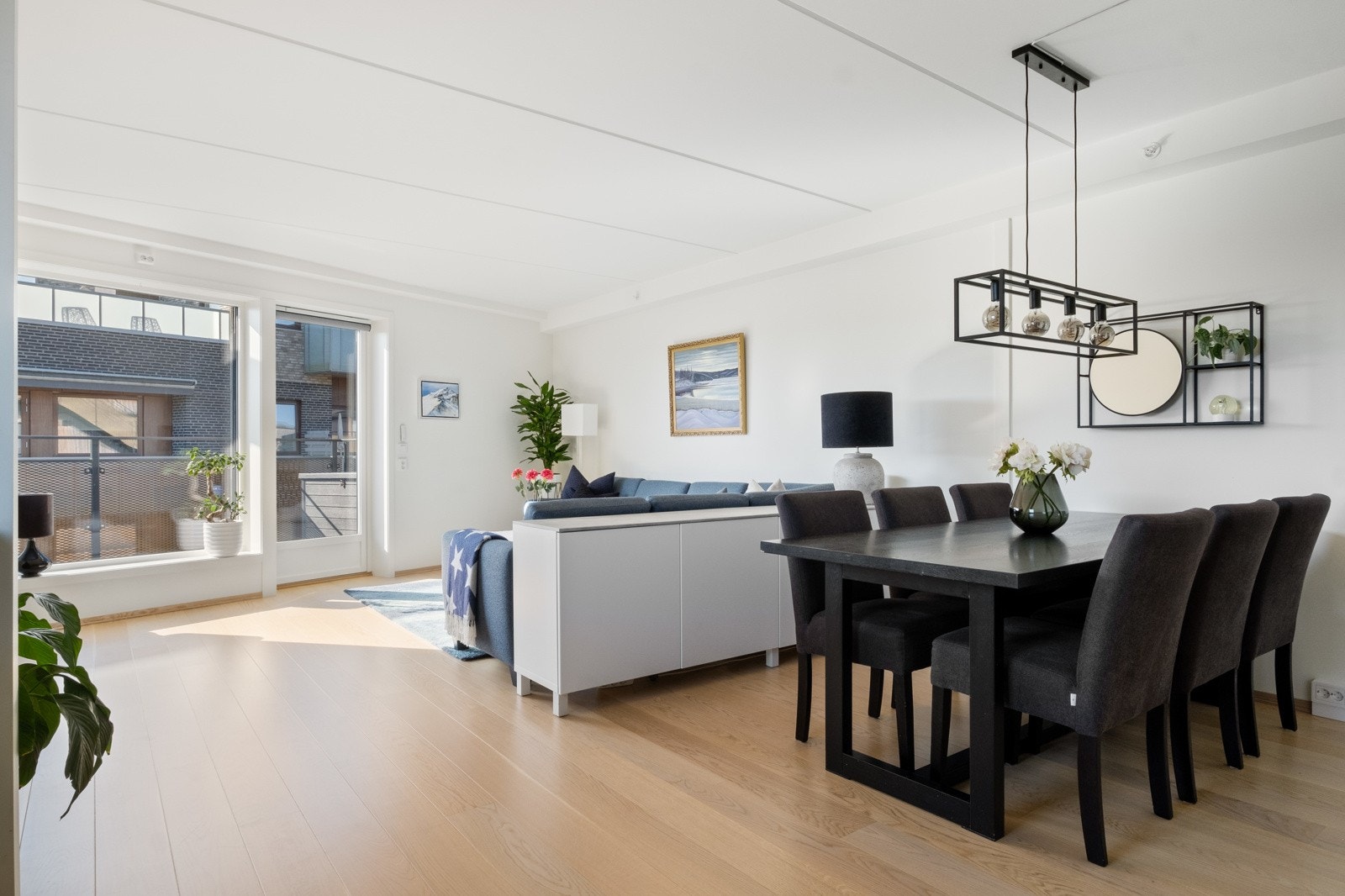 Da dette er en hjørneleilighet blir det godt med naturlig lys. Galleribilde