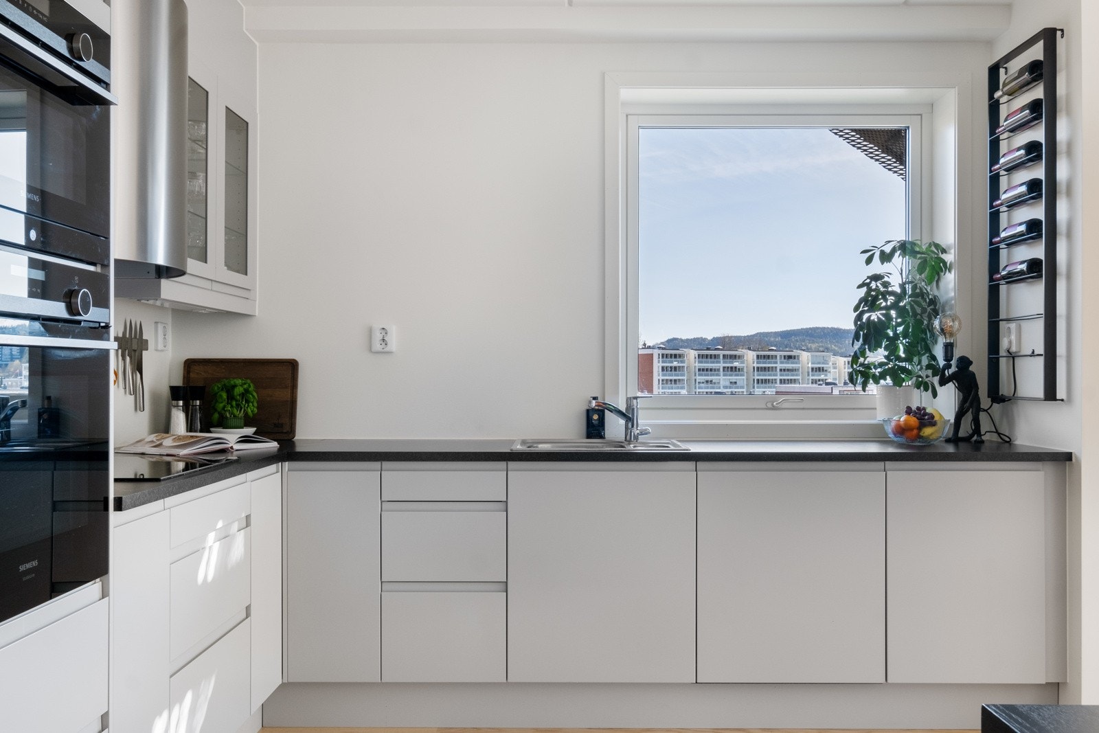 Det er en funksjonell løsning med komfyr i høyden og godt med benkplass. Galleribilde