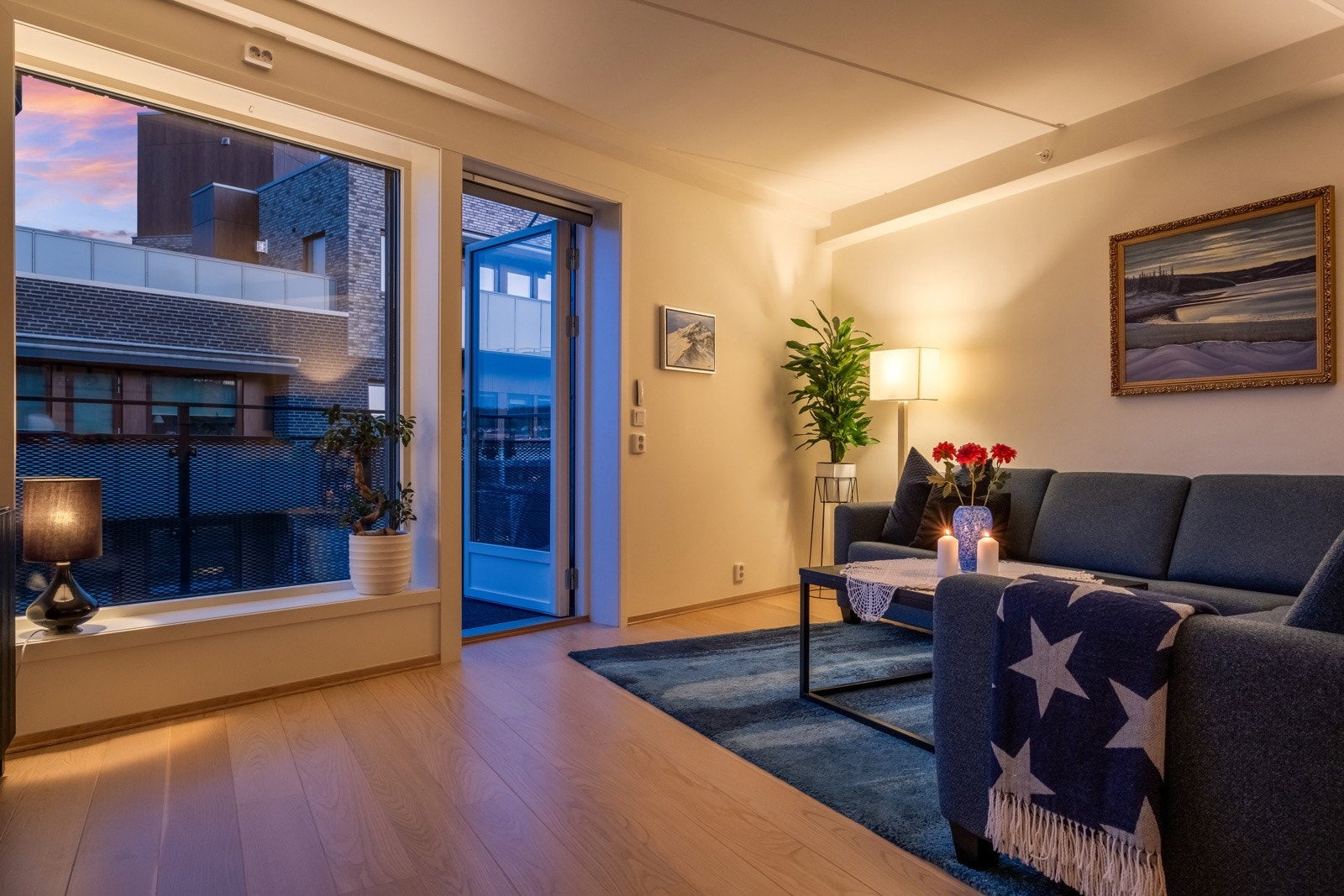 På verandadør er det montert en elektrisk rullegardin som kan styres via smarthus systemet. Galleribilde