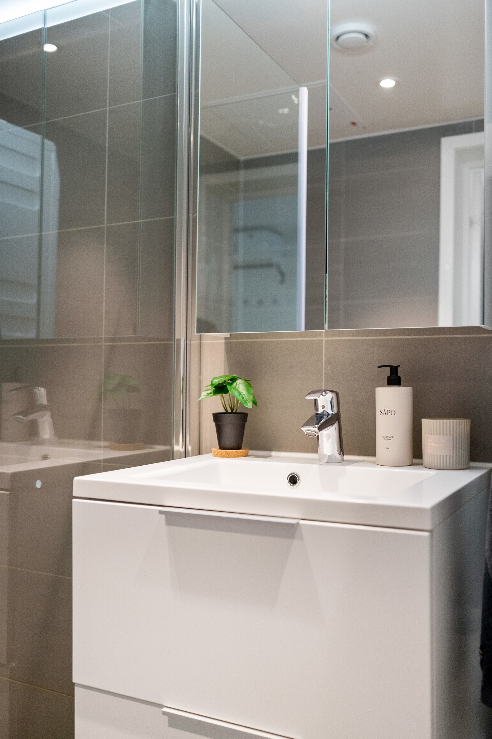 Praktiske løsninger som servantskap og speilskap. Galleribilde