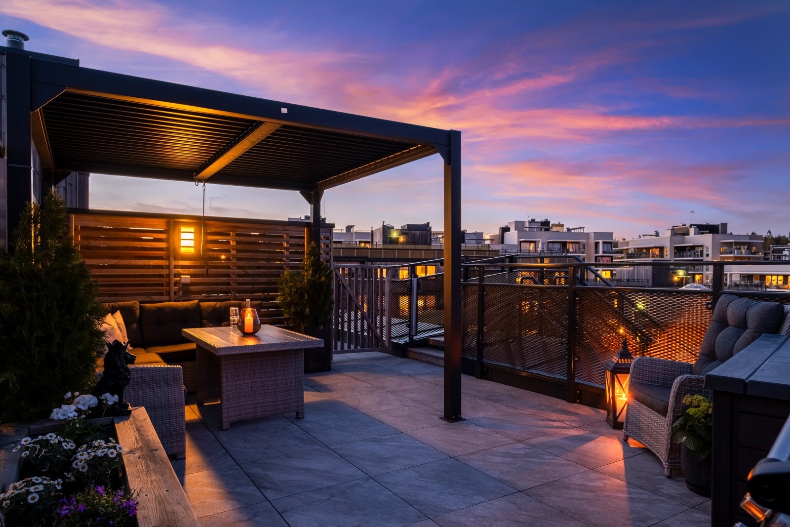 Pergolaen kan lukkes for en skjermet sittegruppe, eller man kan åpne skinnene for sol inn. Galleribilde