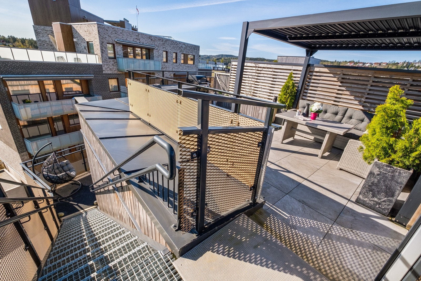 Trappen opp fra balkongen til takterrassen. Denne er privat. Galleribilde