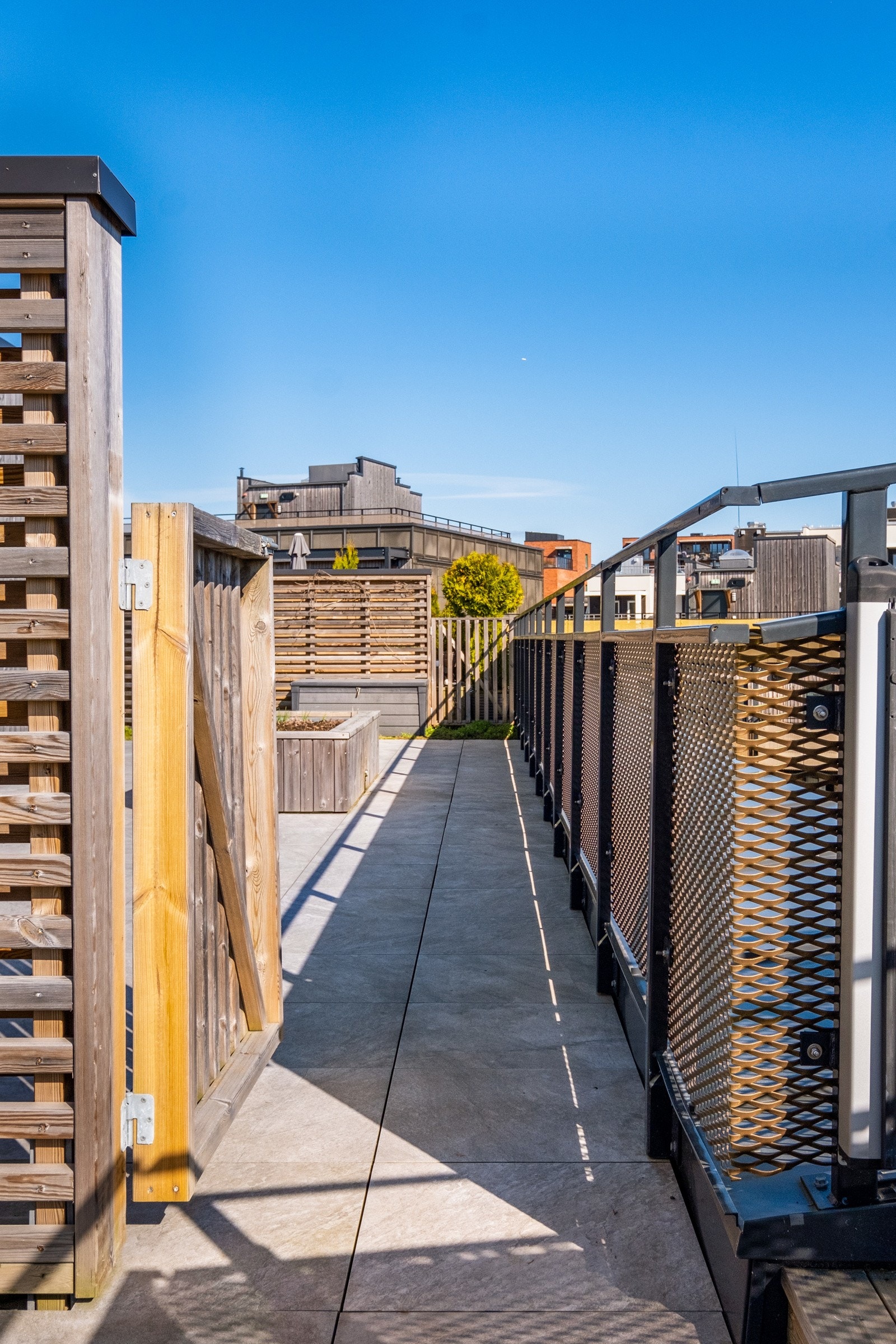 Det er en port til felles takterrasse. Der kan man hente vann feks. Galleribilde