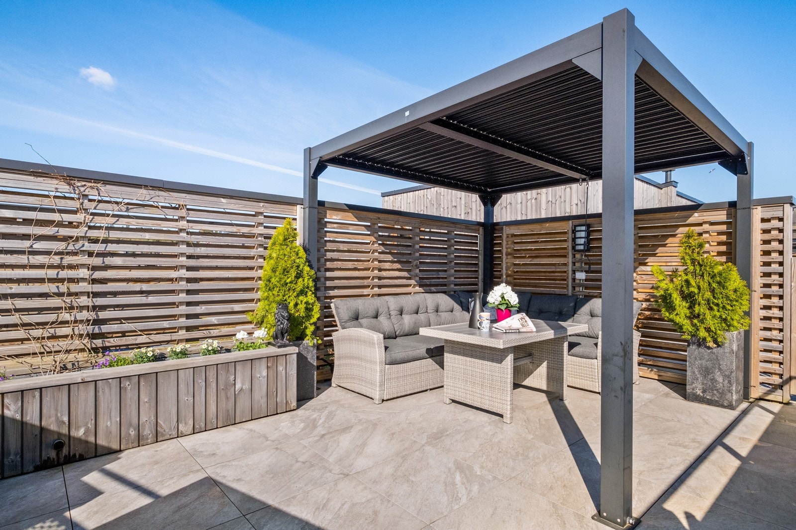 Dette blir en koselig oase på sommeren med en klatreplante i beddet og fargerik beplantning. Galleribilde