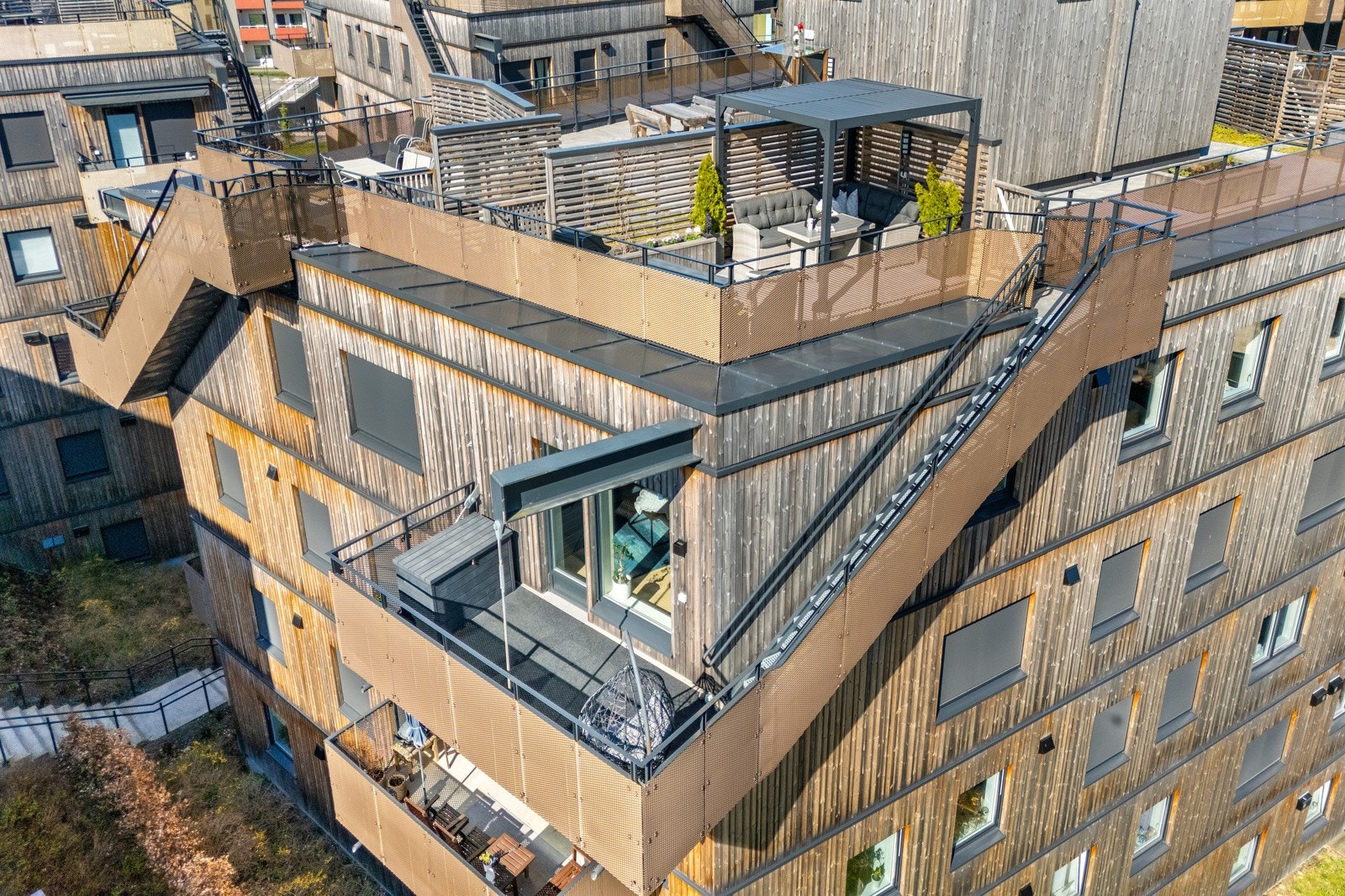 Det er montert utendørs screens foran alle vinduer i leiligheten. Disse er elektriske. Galleribilde