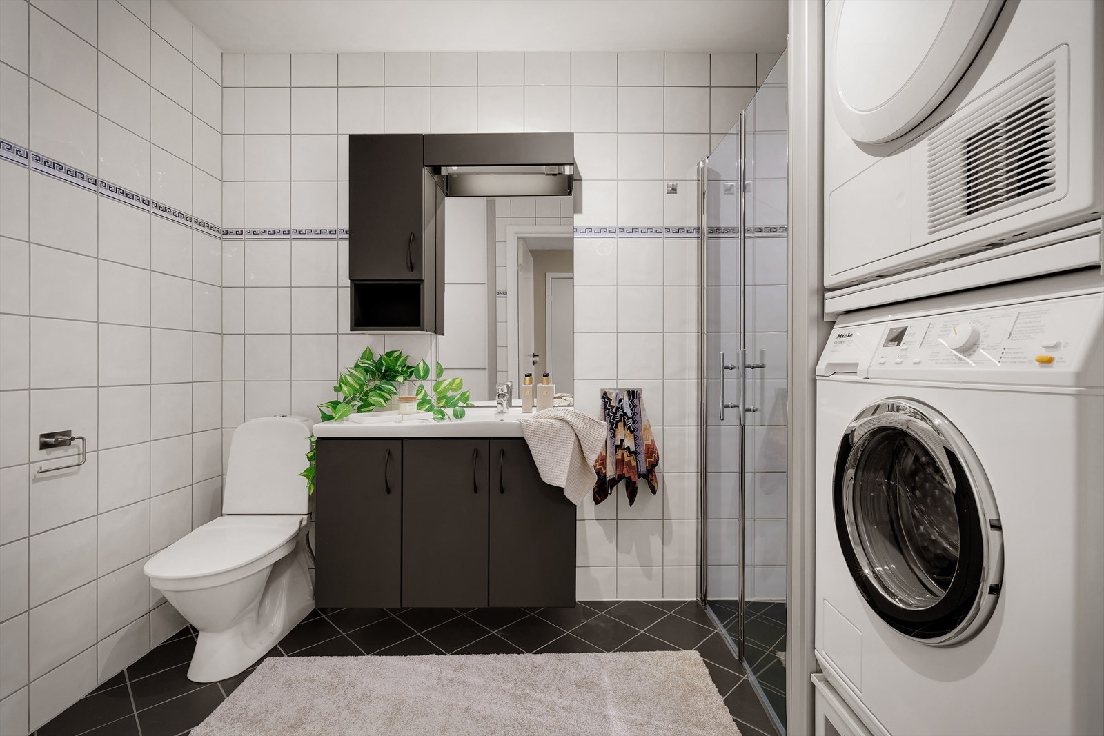 - Badet måler 5,6m² og har behagelig gulvvarme - Galleribilde
