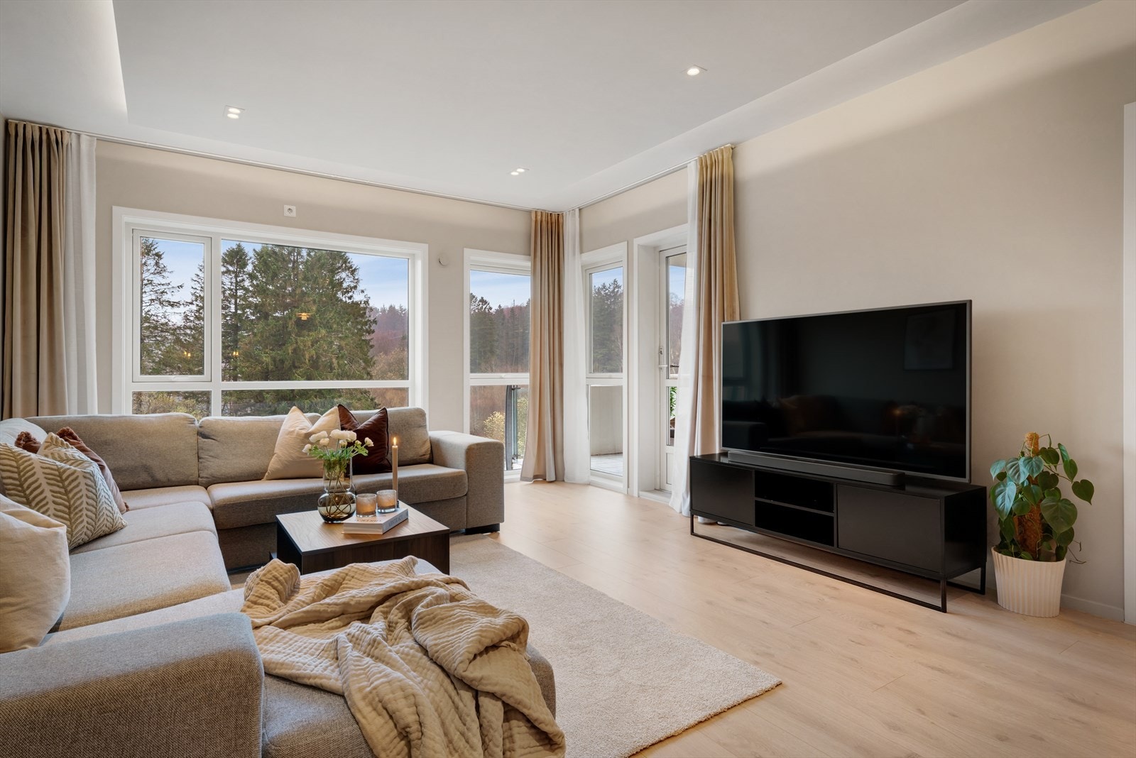 - Innvendig måler leiligheten 80m² og inneholder entré, gang/stue/kjøkken, 2 soverom, bad/vaskerom og bod - Galleribilde