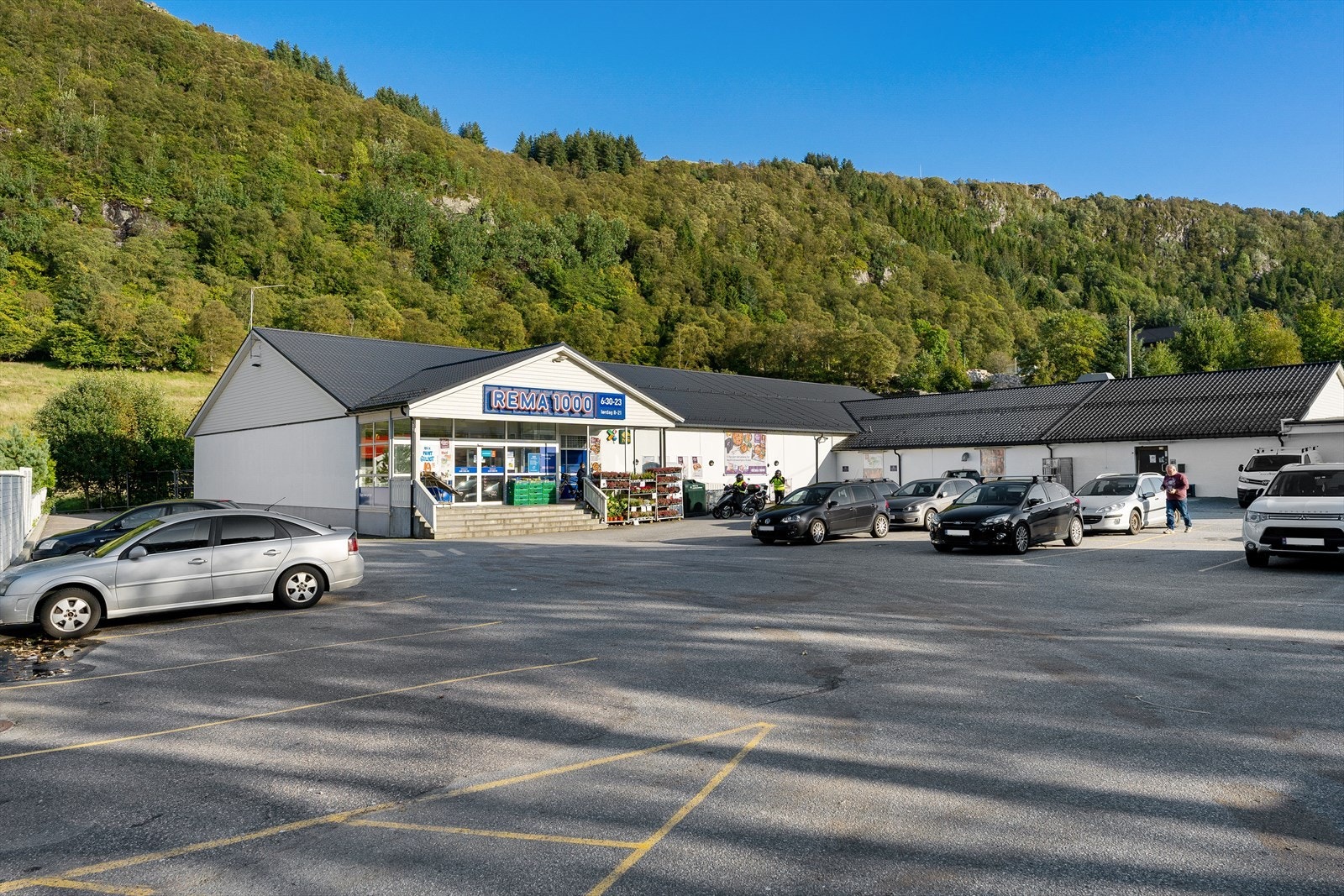- 4 minutter gange unna finner du Rema 1000 - Galleribilde