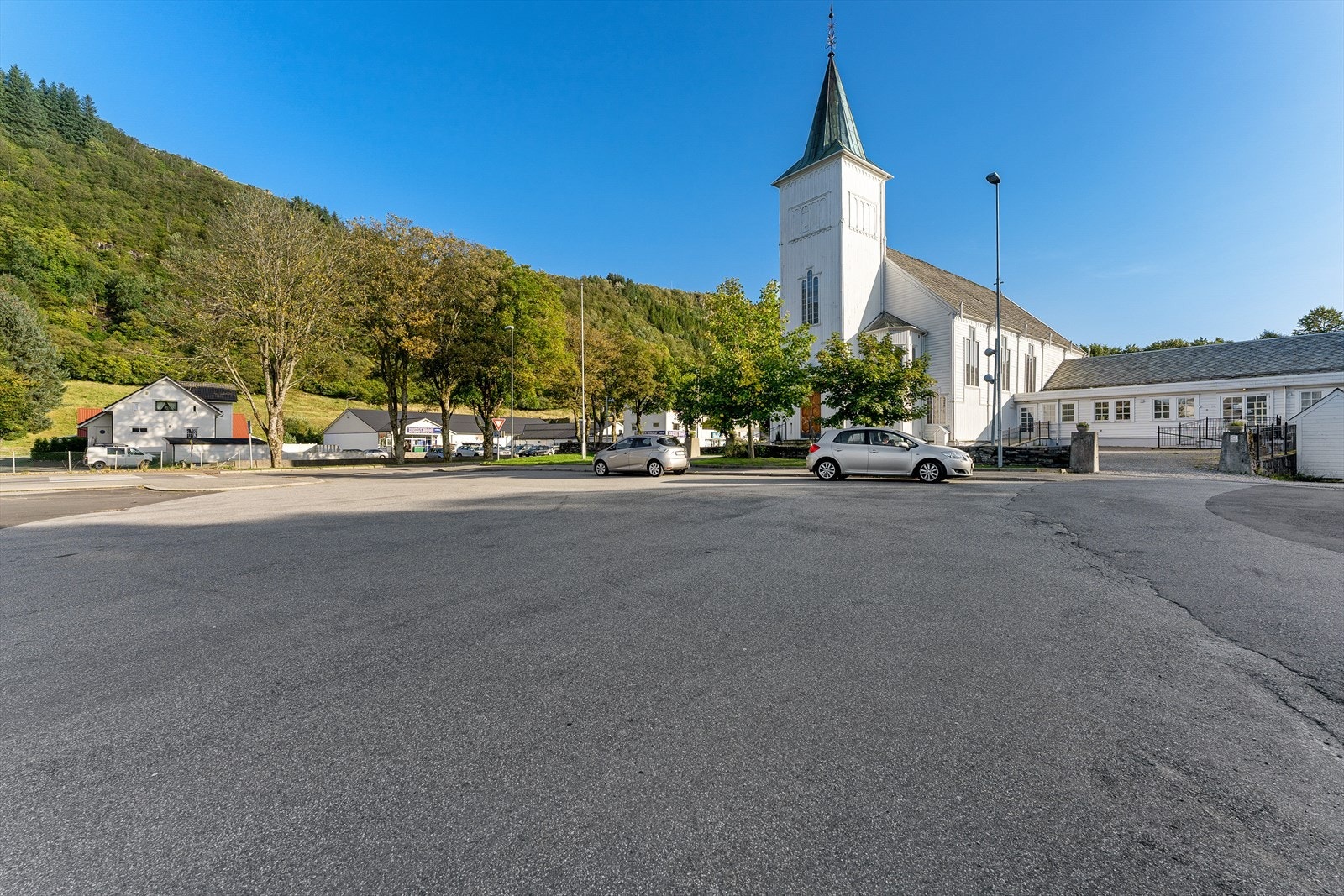 - Fjell kirke, bensinstasjon, frisør, dyrebutikk mm. ligger også 4 minutters gang fra boligen - Galleribilde