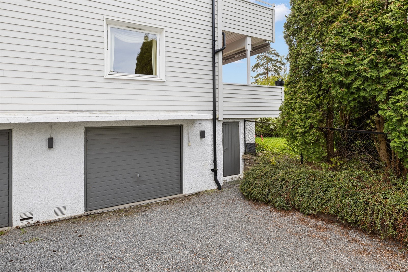 Leiligheten disponerer 1 garasjeplass iht. vedtekter med tilhørende utomhusplan. Galleribilde