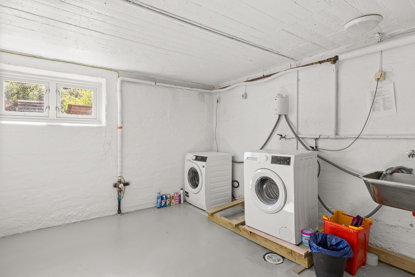 I byggets kjelleretasje er det et stort felles vaskerom. Hver leilighet har egen plass til maskiner og det er montert egen kurs. Galleribilde