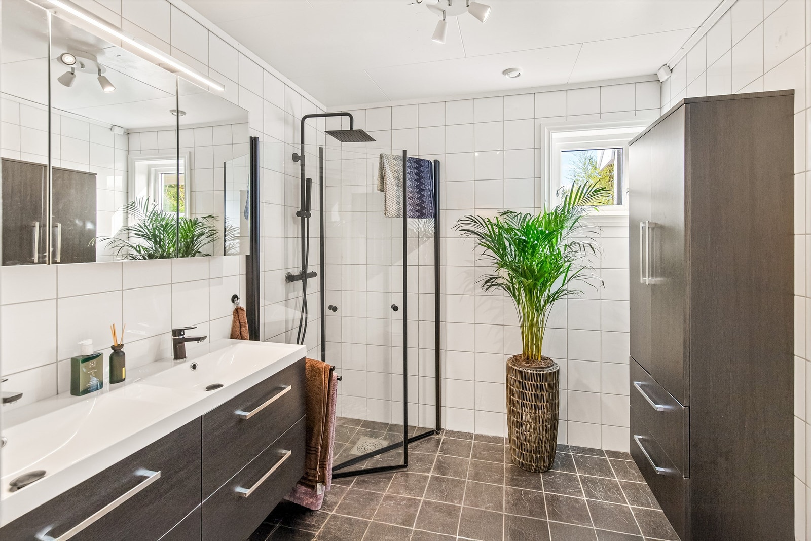 Flislagt bad med varme i gulvet Galleribilde