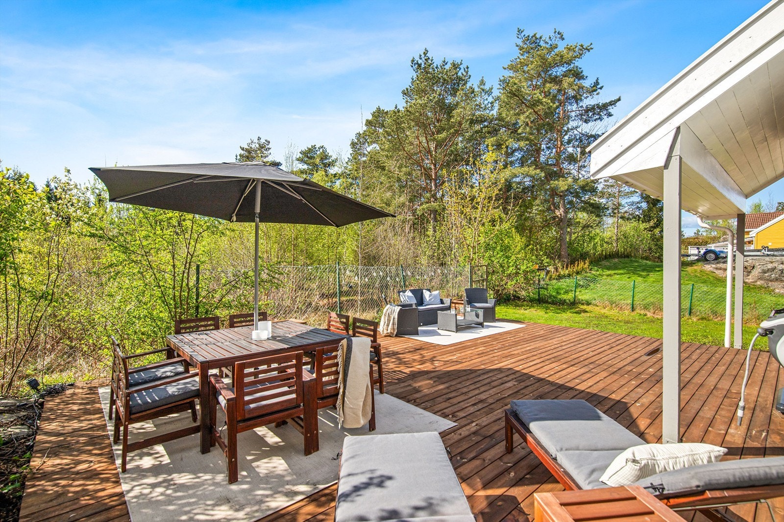 Nydelig uteplass med gode solforhold Galleribilde