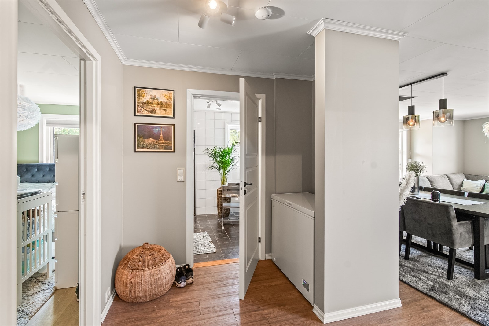 Badet rett frem og soverommet til venstre Galleribilde