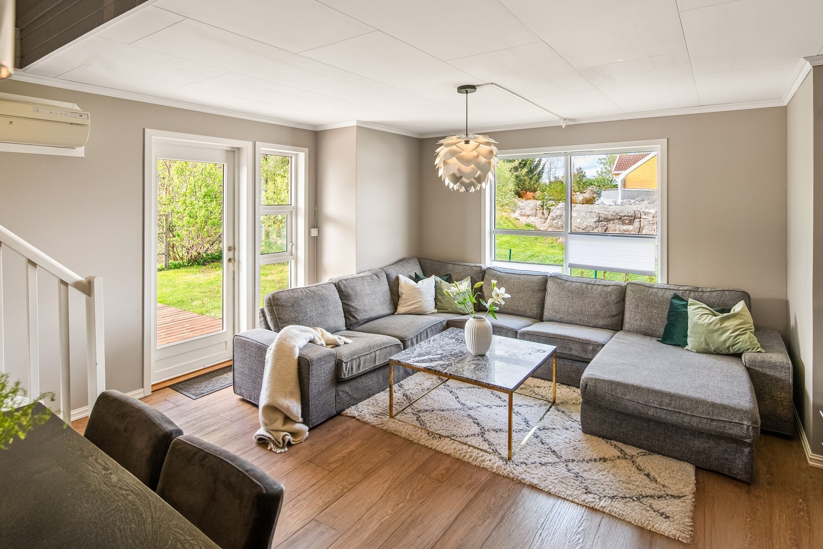 Godt med lys fra store vindusflater Galleribilde