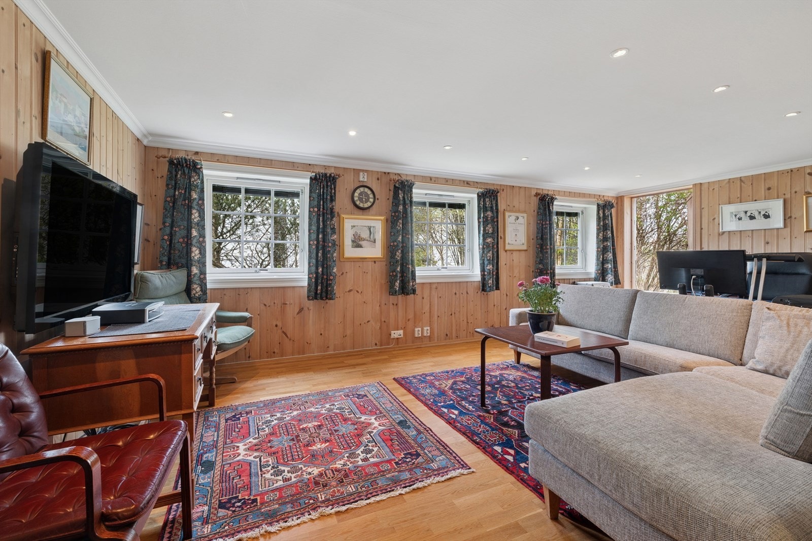 Her er det god plass til å møblere for en ekstra stue, som er praktisk ved besøk eller ungdommer i hus. Galleribilde