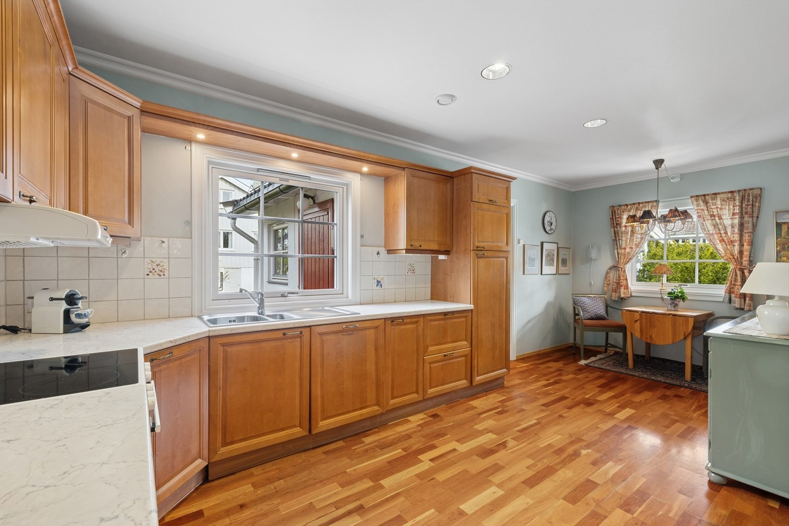 Innredningen har profilerte fronter og benkeplate i laminat. Videre byr kjøkkenet på plass til kjøleskap, oppvaskmaskin og komfyr. Galleribilde