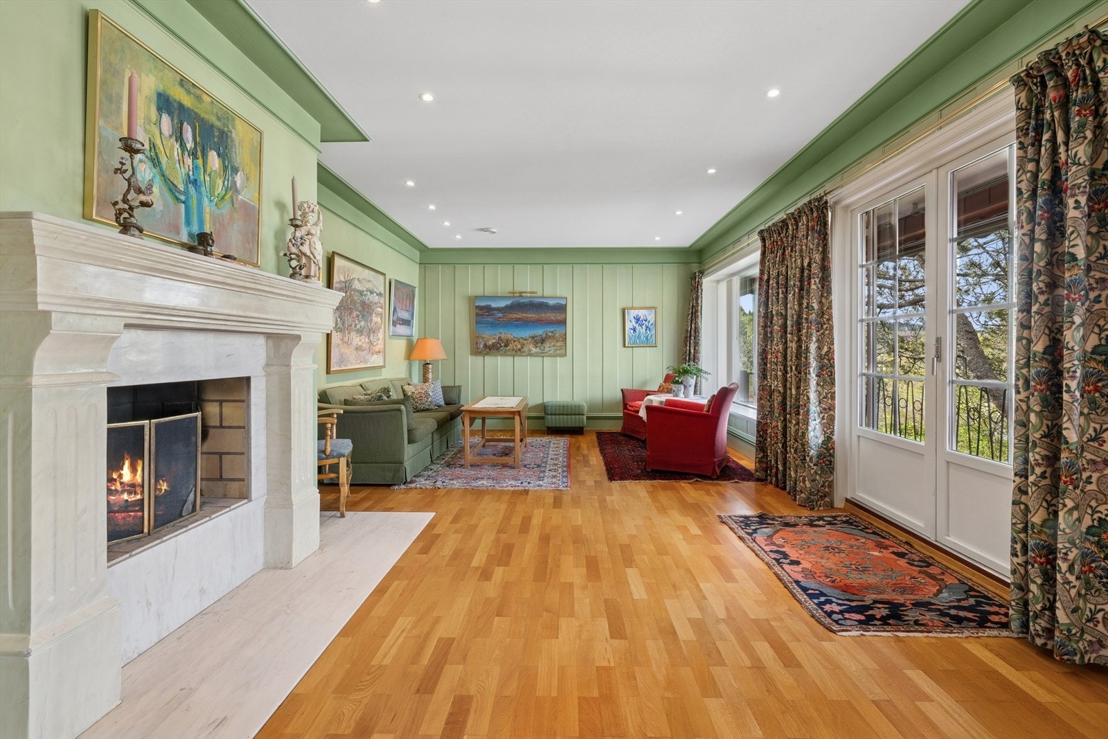 Det er en eldre oljefyr plassert i fyrrom som brukes til å varme opp boligen. Denne er blitt oppgradert så den den bruke bio-olje. Galleribilde