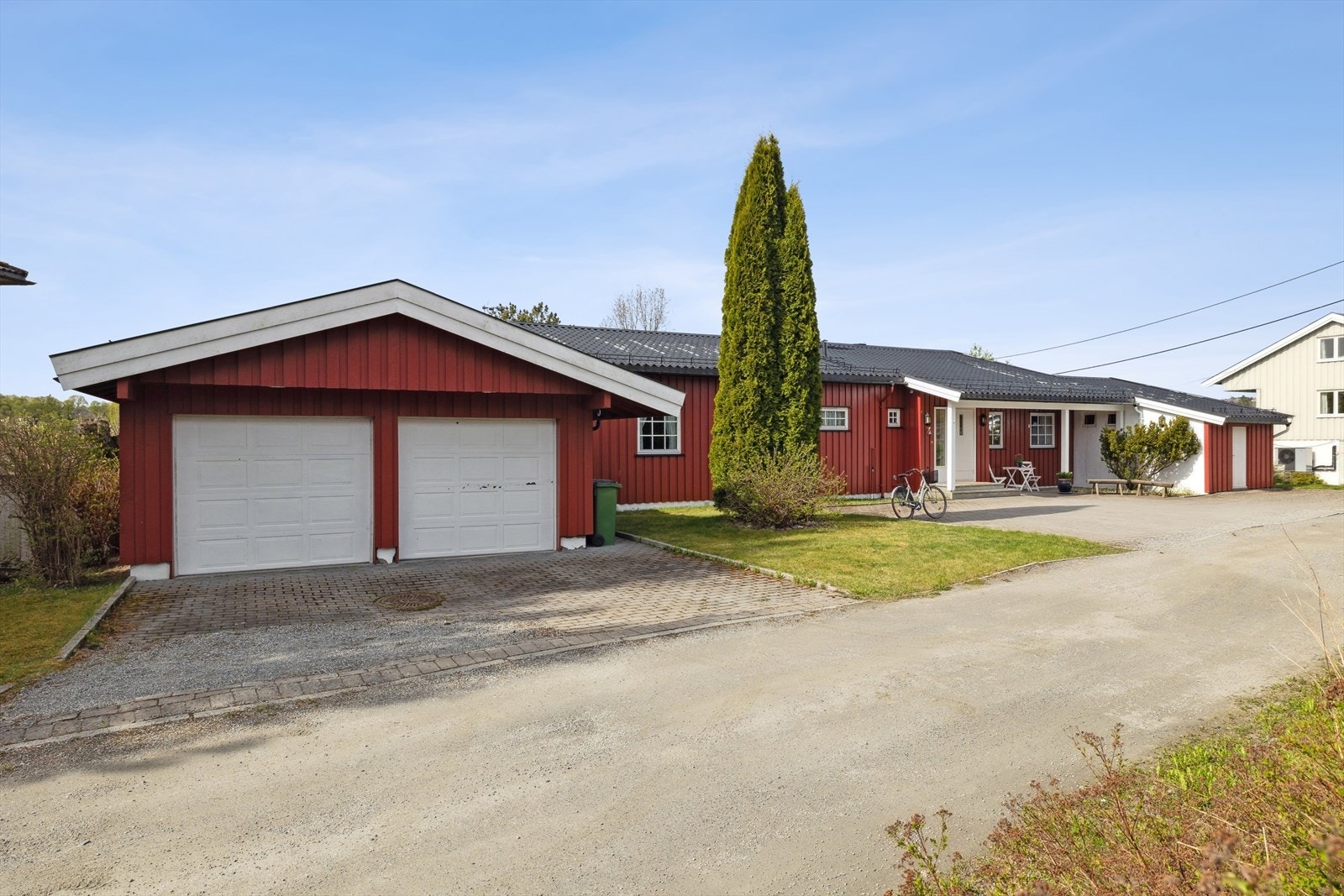 Tomten har en fin beliggenhet sentralt i Sundet. Tomten er beliggende stedvis noe i skrånede tomt, og er opparbeidet med gressplen, beplantning og belegningsstein på gårdsplassen med gode parkeringsmuligheter. Galleribilde