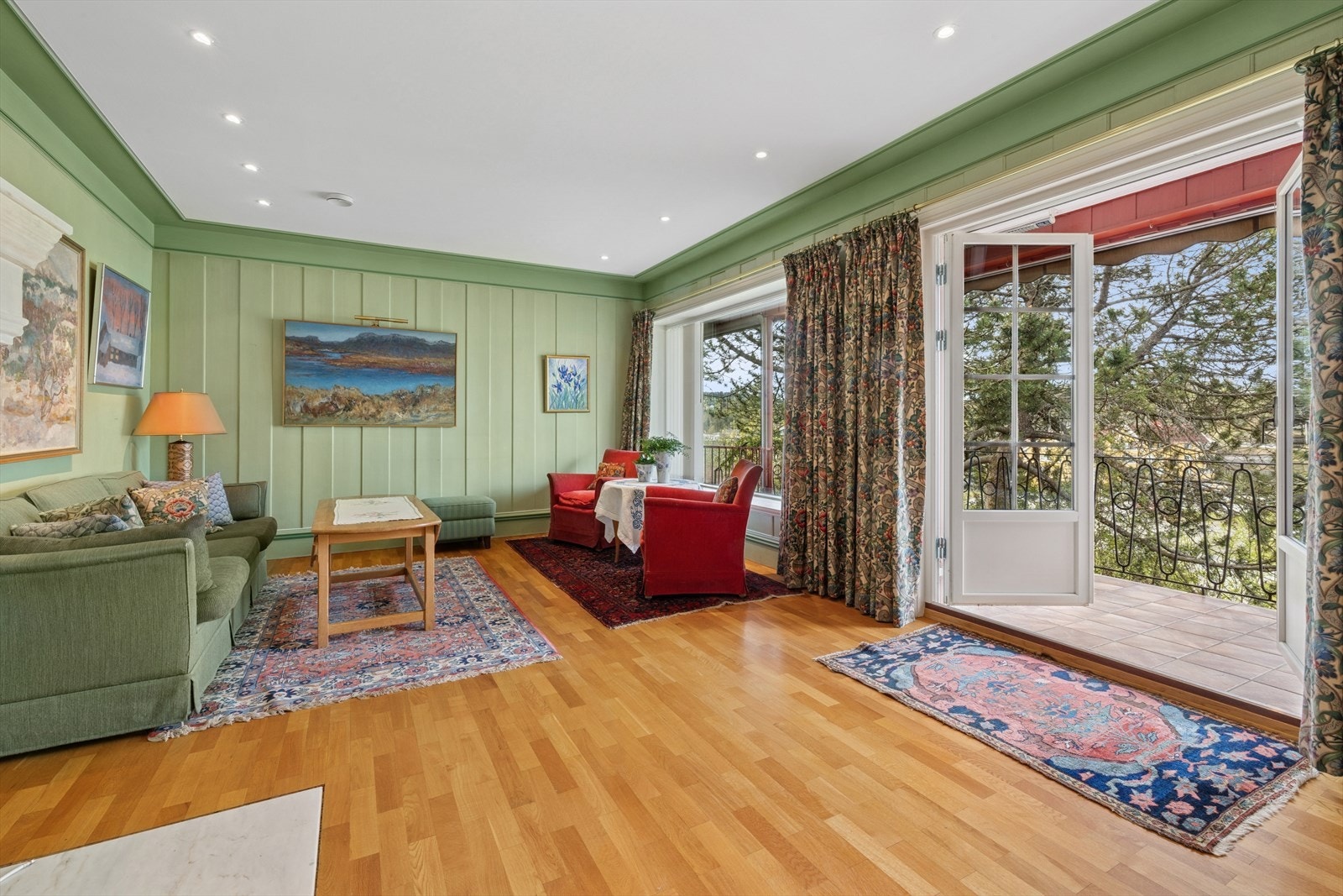 Stuen oppleves som lys og romslig, med god plass til å møblere etter eget ønske. Stuen kan enkelt deles inn i flere soner om ønskelig. Gjennom vindusflatene slippes det inn naturlig lys, som gir en god atmosfære i rommet. Galleribilde