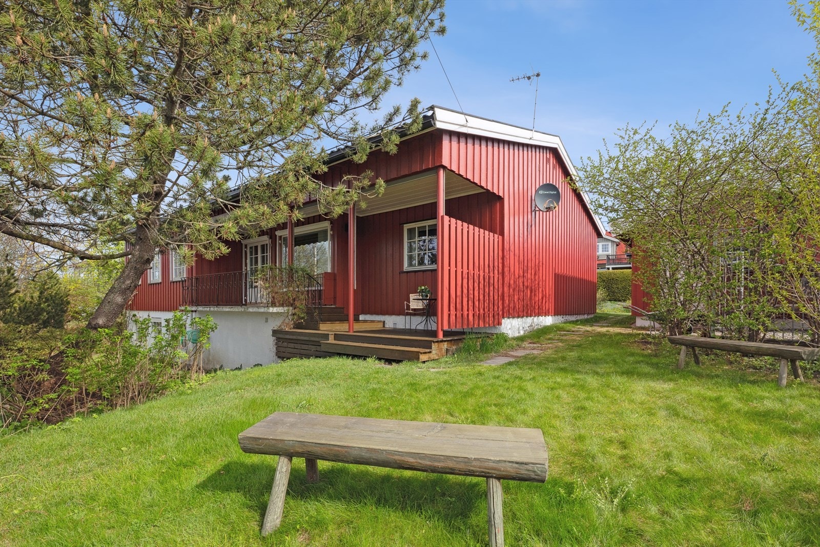 Uteområdet er opparbeidet med gressplen, beplanting og har gode solforhold hvor fine dager enkelt kan tilbringes. Galleribilde