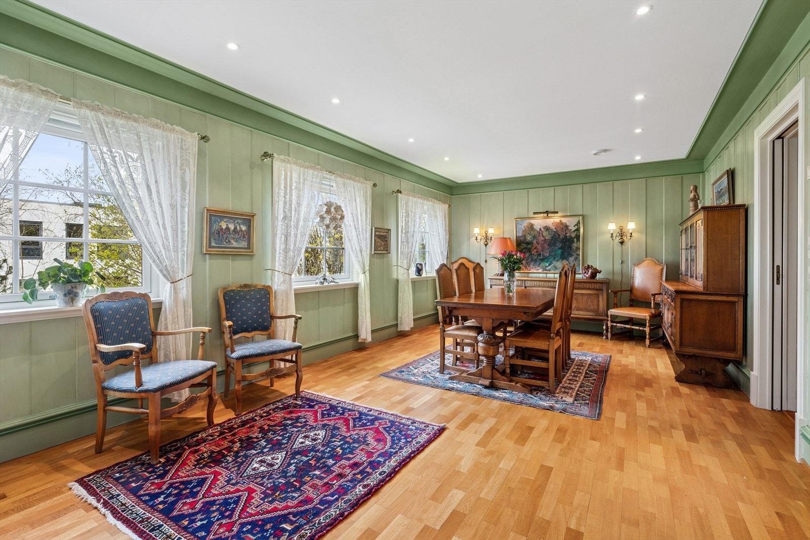 I deler av stuen, med tilknytning til kjøkkenet er det plass til å plassere spisestuen. Her kan gode måltider og hyggelig selskap nytes! Galleribilde