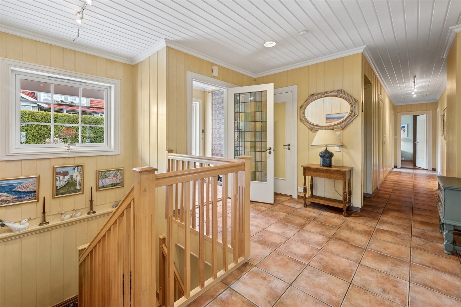 Det er adkomst til boligen fra bakkeplan, og inn i første etasje. Velkommen inn - her ønskes du velkommen inn i lys entrè med plass til å henge fra deg ytterklær. Galleribilde