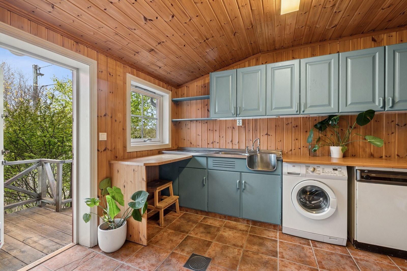 Vaskerommet er beliggende i første etasje med panel på vegger og flislagt gulv. Videre er rommet innredet med eldre kjøkkeninnredning, stål utslagskum og det er opplegg for vaskemaskin her. Det er også elektriske varmekabler i gulv. Galleribilde